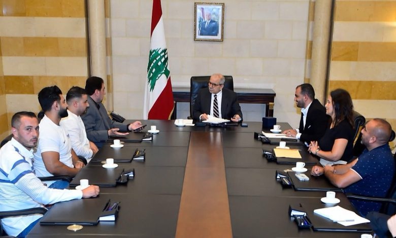 استقبل رئيس ⁧‫مجلس الوزراء‬⁩ الدكتور ⁧‫نواف سلام‬⁩ النائب وليد البعريني مع وفد من الموظفين المتعاقدين.