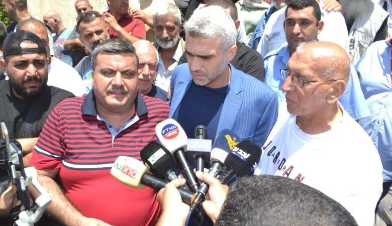 وقفة احتجاجية أمام بلدية طرابلس دعمًا لحقوق العمال والموظفين