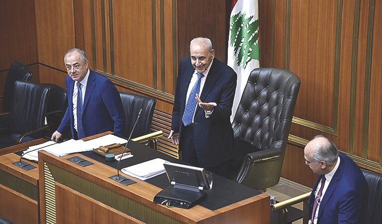 الحكومة تخرج بثقة 69 نائباً … مشادات كلامية وردّ واقعي لرئيسها