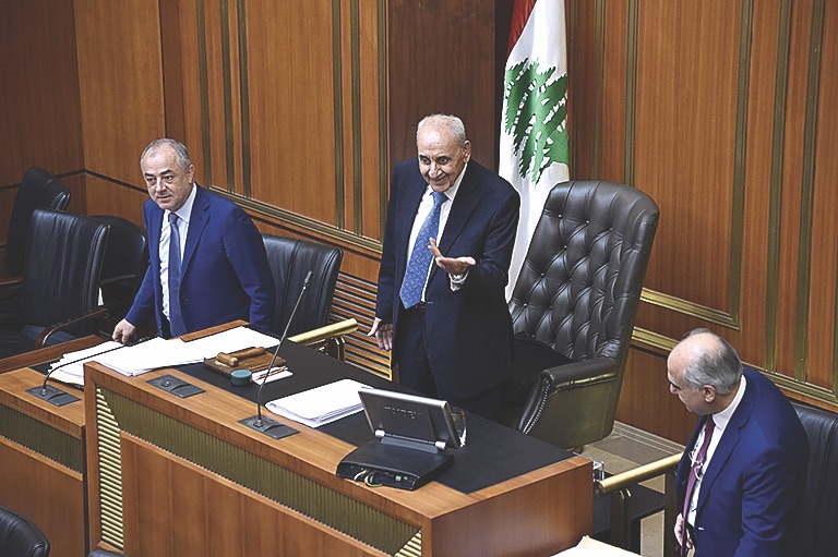 الحكومة تخرج بثقة 69 نائباً … مشادات كلامية وردّ واقعي لرئيسها