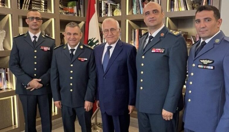 ميشال سليمان استقبل وفدا من قيادة الجيش مهنئا : حصر السلاح بيد الدولة هو العيدُ الحقيقي للجيش