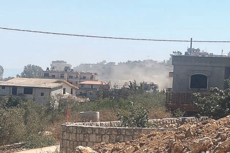شهيد و4 جرحى في غارة على الخيام واستهداف حفّارة في يارون وقنبلة وقذائف على أطراف بنت جبيل