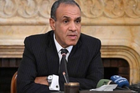 لقاءات فلسطينية في القاهرة تبحث التهدئة واليوم التالي ورفض مقترح “حاكم غزة”