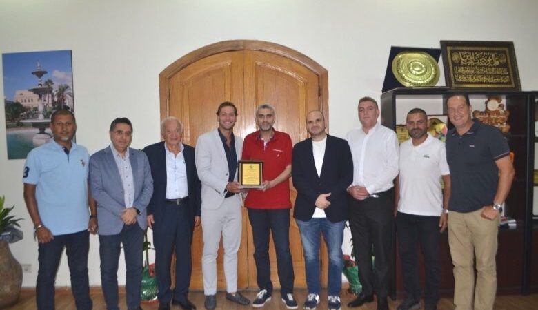 بلدية طرابلس تكرم بطل السباحة منذر كريم كبارة