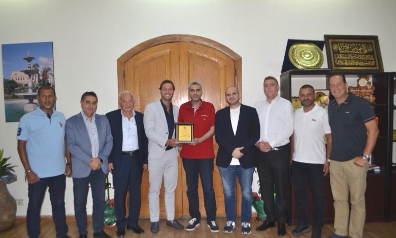 بلدية طرابلس تكرم بطل السباحة منذر كريم كبارة