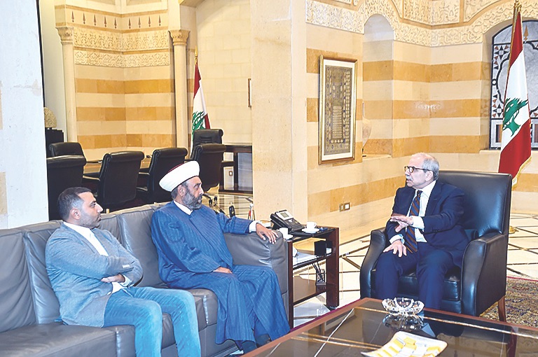 العشائر العربية وزوّار في السراي مؤيدة مواقف رئيس الحكومة