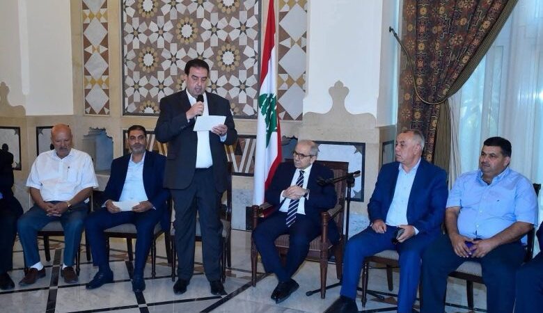 سلام إستقبل وفودا متضامنة ومؤيدة مواقفه والحوت أطلعه على حركة المسافرين: الحكومة تعمل على تنفيذ بيانها الوزاري وبسط سيادة الدولة على أراضيها