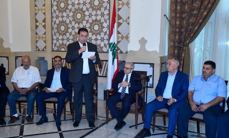 سلام إستقبل وفودا متضامنة ومؤيدة مواقفه والحوت أطلعه على حركة المسافرين: الحكومة تعمل على تنفيذ بيانها الوزاري وبسط سيادة الدولة على أراضيها