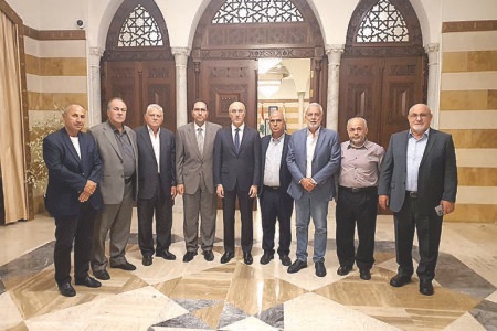 وزير الداخلية يستمع إلى مطالب أصحاب محطات المحروقات
