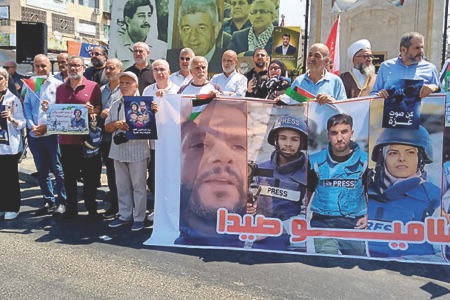 وقفة غضب لإعلاميي صيدا استنكاراً لقتل العدو الصحافيين