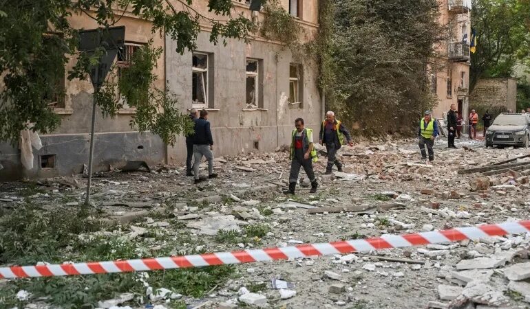 14 قتيلا بهجوم روسي ضخم على كييف وتضرر مقر البعثة الأوروبية