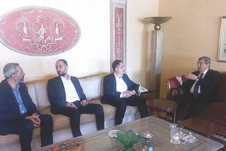 وفد من «الحزب» زار الفرزلي: لسنا في وارد تسليم السلاح