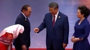 تداعيات امتناع زوجة رئيس الوزراء الماليزي السلام على الرئيس الصيني . هذا رد عزيزة إسماعيل بعد الضجة .