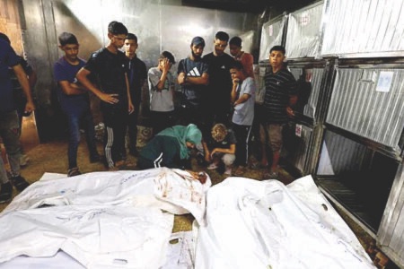 53 شهيداً وقوات الاحتلال تعمّق توغلها بمدينة غزة و”القسّام” تطلق “عصا موسى” رداً على “عربات جدعون 2”
