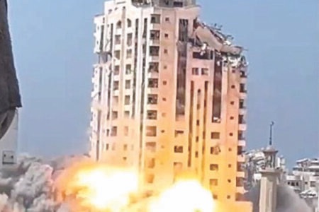 جيش الاحتلال يدمر برجاً سكنياً في غزة وكاتس يقول: “أبواب الجحيم تفتح الآن”