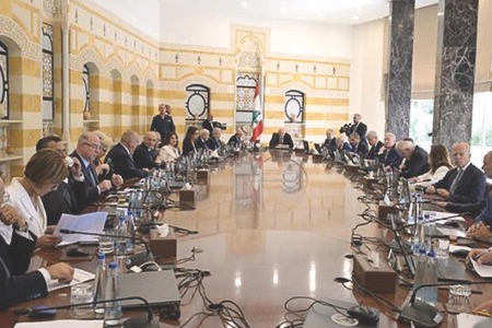 الحكومة ترحّب بالخطة وتؤكّد الحق بالدفاع 