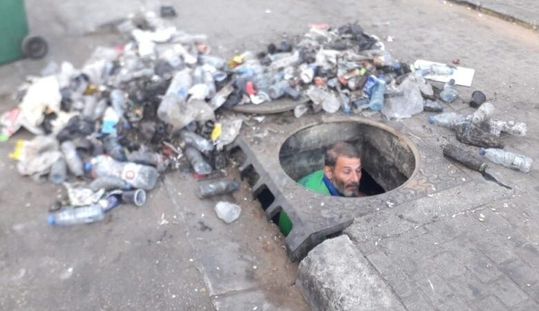 بلدية طرابلس تواصل تنظيف مجاري تصريف مياه الأمطار في محيط السراي والبولفار الرئيسي