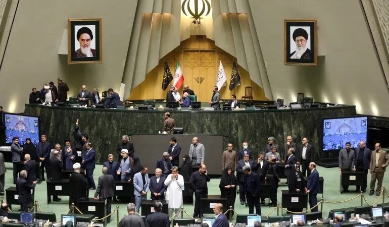 إيران تعدم “أحد أهم جواسيس” إسرائيل وتعد للانسحاب من معاهدة الحظر النووي