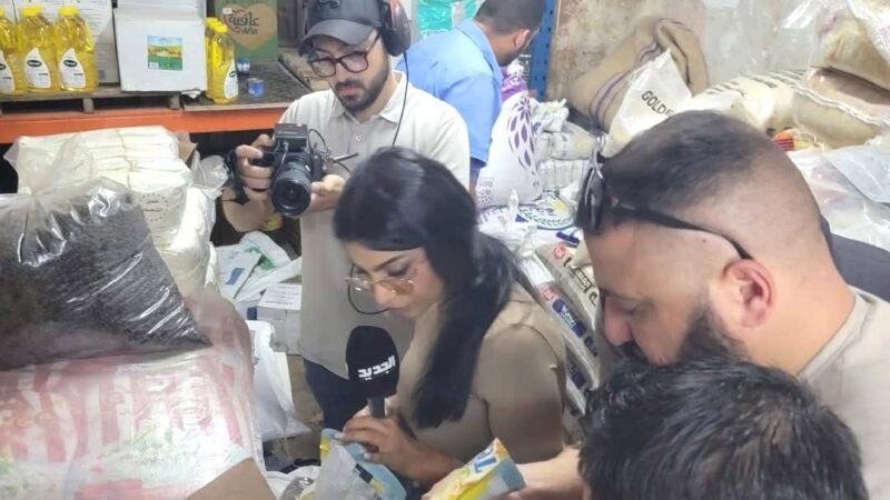 الدائرة الصحية في بلدية طرابلس ضبطت كمية من البضائع المنتهية الصلاحية في سوق القمح