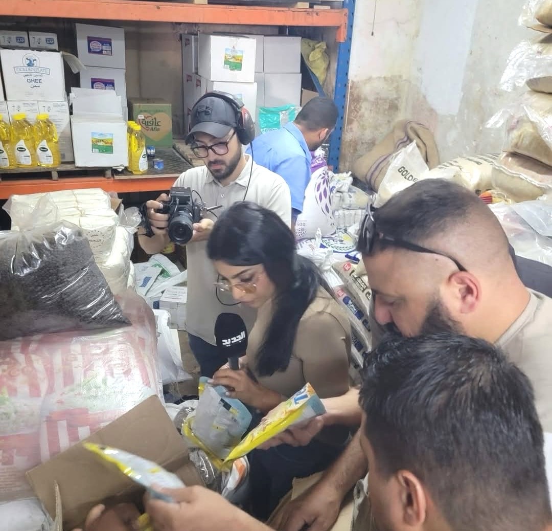 الدائرة الصحية في بلدية طرابلس ضبطت كمية من البضائع المنتهية الصلاحية في سوق القمح