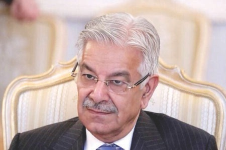 وزير الدفاع الباكستاني: أفغانستان تحاربنا بالنيابة عن الهند