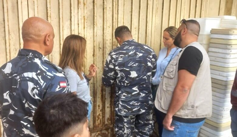 الدائرة الصحية في بلدية طرابلس داهمت بالتعاون مع مصلحة الإقتصاد محلا للألبان والأجبان وتم أغلاقه بالشمع الاحمر