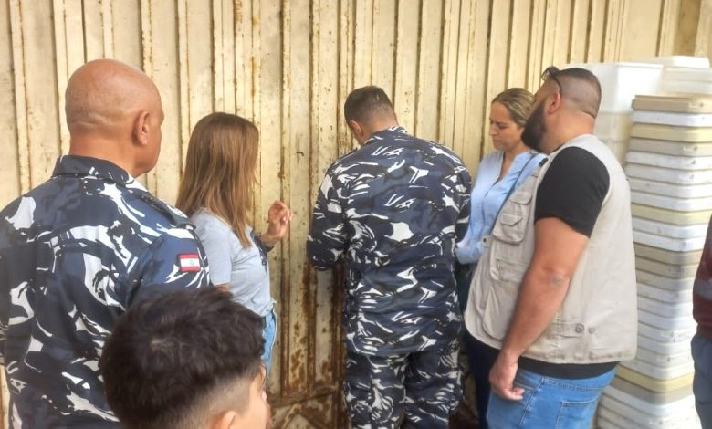الدائرة الصحية في بلدية طرابلس داهمت بالتعاون مع مصلحة الإقتصاد محلا للألبان والأجبان وتم أغلاقه بالشمع الاحمر