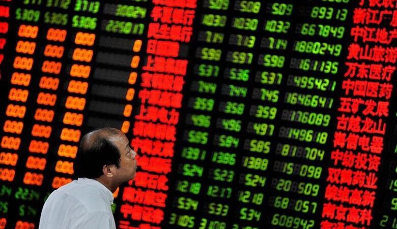 أسهم الصين تفقد ذروة 10 سنوات مع تجدد الحرب التجارية الأميركية بين البلدين