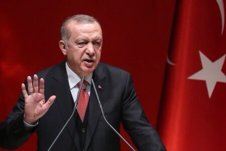 أردوغان يتعهد بحشد الدعم لإعادة إعمار غزة ويحذر إسرائيل