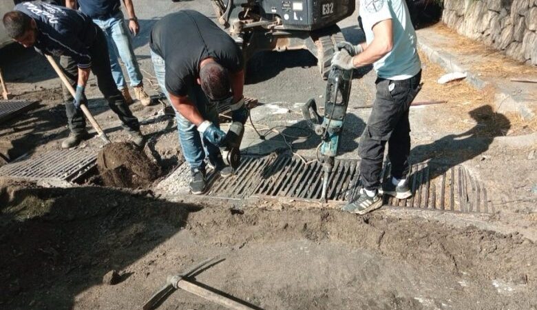 فرق عمال بلدية طرابلس تواصل تنفيذ أعمال تنظيف المسبعات والريغارات في عدد من شوارع المدينة