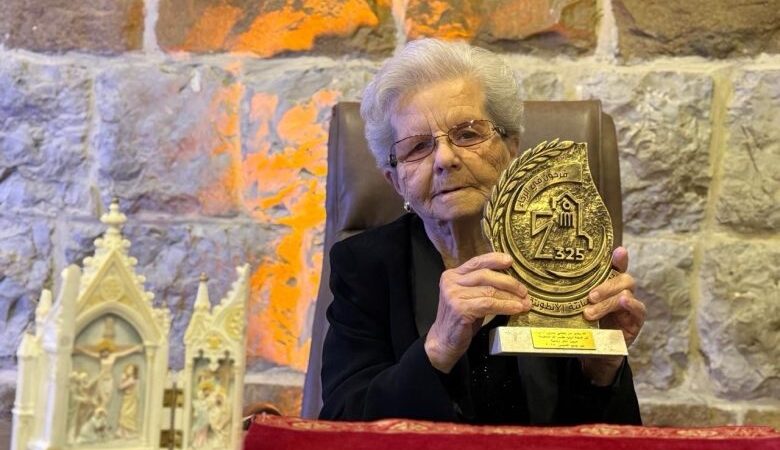 كرمت إدارة مدرسة السيدة للآباء الأنطونيين في حصرون السيدة ترازيا بطرس لابا (أم طوني) بحضور افراد الهيئة التعليمية والطلاب تعبيرا عن تقديرها لعملها المحب المفعم بالحنان على مدى ثلاثين عاماً .