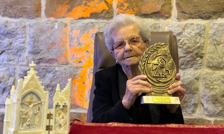 كرمت إدارة مدرسة السيدة للآباء الأنطونيين في حصرون السيدة ترازيا بطرس لابا (أم طوني) بحضور افراد الهيئة التعليمية والطلاب تعبيرا عن تقديرها لعملها المحب المفعم بالحنان على مدى ثلاثين عاماً .