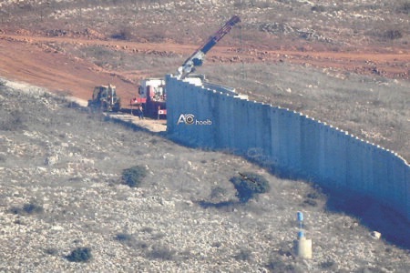 غارات وهمية لطيران العدو جنوباً وبناء جدار إسمنتي مقابل يارون