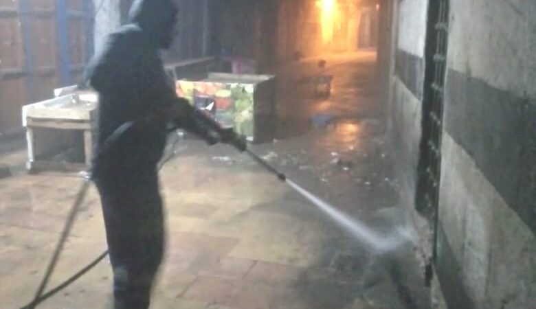 بلدية طرابلس توسع حملة النظافة والشطف لتشمل معظم الأسواق في المدينة