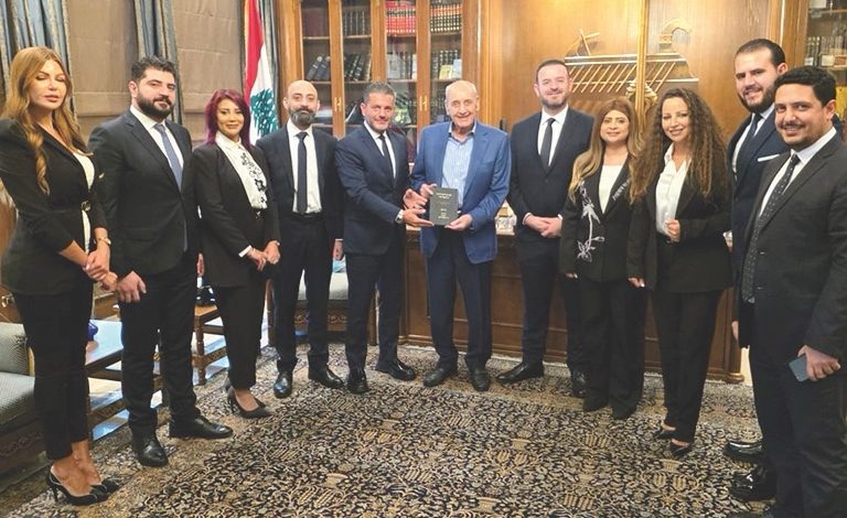 بري تسلم من وفد حقوقي إعلامي كتاب “قانون موحد للأحوال الشخصية”