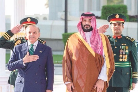 مسؤولان من باكستان والسعودية يناقشان تعزيز التعاون الاستراتيجي