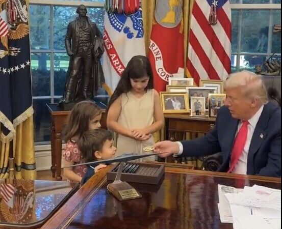 ما اسمك؟.. طفل يوجه سؤالًا بريئًا لترامب في البيت الأبيض