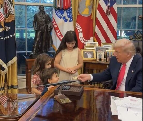 ما اسمك؟.. طفل يوجه سؤالًا بريئًا لترامب في البيت الأبيض