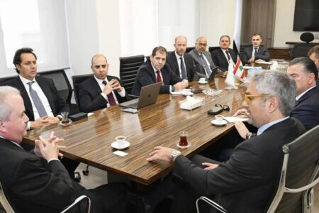 جابر للمستثمرين الدوليين: “المالية” خطت خطوات أساسية في إعادة ترتيب وضعها