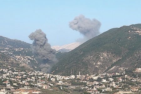 غارات جنوباً ورشقات إسرائيلية باتجاه مزارعين وقوة إسرائيلية تتجاوز الخطّ الأزرق وتفتّش منزلاً