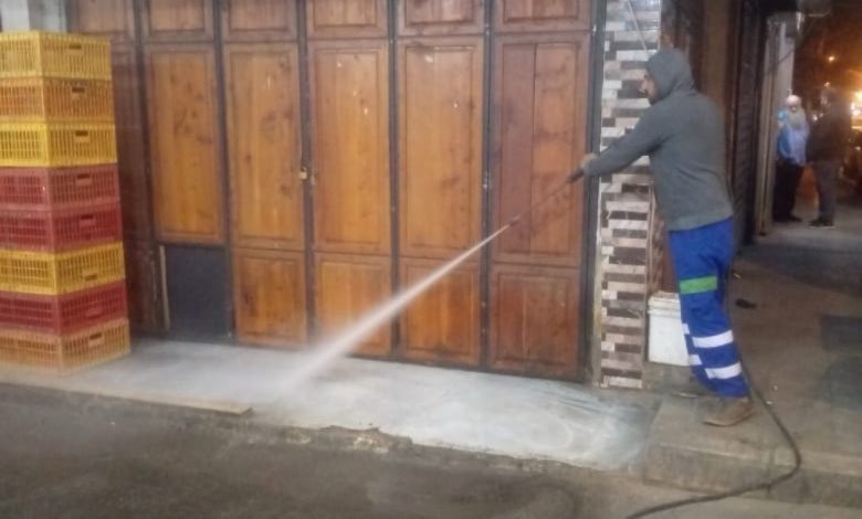 بلدية طرابلس تواصل حملة النظافة والشطف الليلية بالأسواق الداخلية في المدينة القديمة وباب التبانة