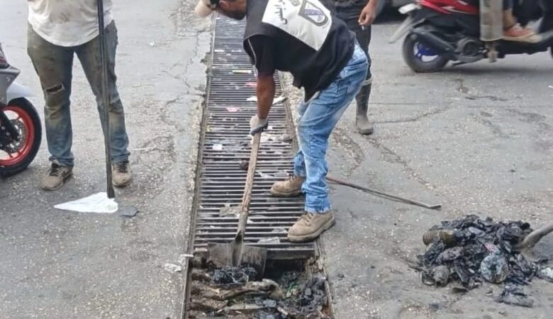 وزارة الاشغال والنقل وبلدية طرابلس باشرتا تنظيف مجاري الصرف ومجاري مياه الأمطار على الطرقات الدولية ضمن نطاقها الإداري