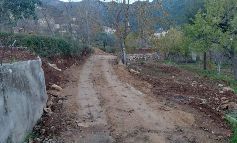 تحقيق | بزبينا: كيف جرى طمس ساقية مياه عامة تحت عنوان «شق طريق»… ومن يغطي؟