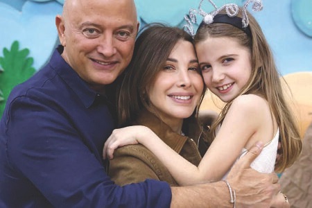 إبنة نانسي عجرم تغني على مسرح المدرسة