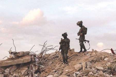 إصابة جندي برصاص طائش… غارات إسرائيلية شرقي مدينتي رفح وخان يونس