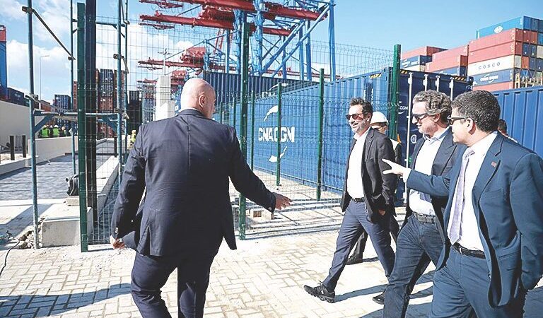 جولة نيابية في مرفأ بيروت للبحث في الأوضاع العامة