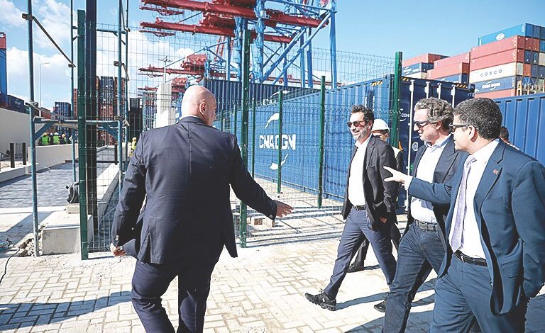 جولة نيابية في مرفأ بيروت للبحث في الأوضاع العامة