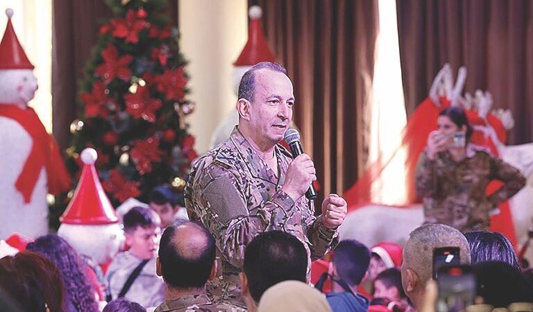 قائد الجيش: نفتخر بشهدائنا الذين صنعوا الانتصارات والإنجازات