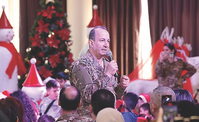 قائد الجيش: نفتخر بشهدائنا الذين صنعوا الانتصارات والإنجازات