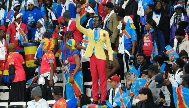 خطف الأنظار من المشجعين ومن نجوم الكرة . قصة المشجع التمثال الذي لا يتحرك طيلة مدة مباريات الكونغو .